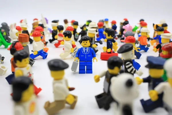 Lego minifigura em post diferente — Fotografia de Stock