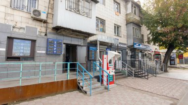 Bishkek, Kırgızistan 15 Ekim 2024: Deng Xiaoping Caddesi 'ndeki döviz mağazası. Daha önce Sovyet tarzı bir ekonomi, piyasa ekonomisine daha fazla uyum sağlayan değişimlerden geçmiştir.