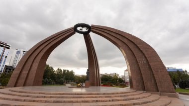 Bişkek, Kırgızistan 15 Ekim 2024: Kırgızistan 'daki Zafer Meydanı. Daha önce Sovyet tarzı bir ekonomi, piyasa ekonomisine daha fazla uyum sağlayan değişimlerden geçmiştir.