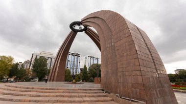 Bişkek, Kırgızistan 15 Ekim 2024: Kırgızistan 'daki Zafer Meydanı. Daha önce Sovyet tarzı bir ekonomi, piyasa ekonomisine daha fazla uyum sağlayan değişimlerden geçmiştir.