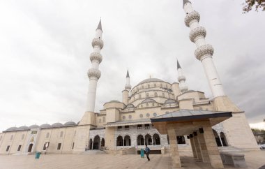 Bishkek, Kırgızistan, 15 Ekim 2024: 2012 yılında inşa edilen Bishkek merkez camisinin dışı, Bişkek 'in tarihi binalarından biridir..