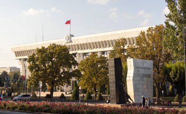 Bishkek, Kırgızistan - 12 Ekim 2024: Beyaz Saray, Chuy Bulvarı 'ndaki Bishkek 2002 ve 2010 ayaklanmalarının sembolik olduğu yer. Bishkek 'teki ana hükümet binası..