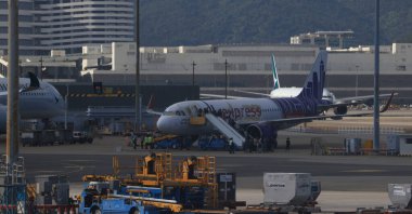 Hong Kong 5 Eylül 2025, Hong Kong havaalanı pistindeki Hong Kong ekspres parkı. Hong Kong 'daki tek stajyer havaalanı.