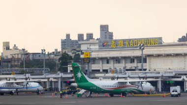 Kaohsiung, Tayvan 8 Eylül 2025: Kaohsiung Uluslararası Havaalanı pisti. Güney Tayvan 'daki en büyük havaalanıdır..