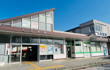 Ogawara, Japonya 17 Nisan 2025: Ogawara tren istasyonunun dışı, Kiraz ağaçları çizgisi Hitome senbonzakura Tohoku Hattı 'ndaki Funaoka ve Ogawara istasyonları arasındadır..