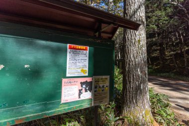 Kamikochi, Japonya: 30 Ekim 2025: Chubu-Sangaku Milli Parkı 'nda ayı için uyarı işareti asıldı. Japonya 'daki ölümcül ayı saldırıları haftalardır yerel haberlerde dolaşıyor.