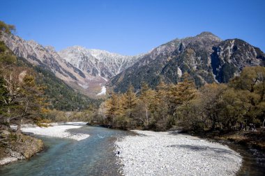 Japonya 'daki Kamikochi Ulusal Parkı' nda Hotakadake Dağı ve Azusa Nehri