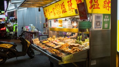 Kaohsiung, Tayvan 9 Eylül 2025: Kaohsiung 'daki Lingya Market veya Ziqiang Gece Pazarı' nda taşınabilir bir patlamış mısır tavuk tezgahı açıldı. Kaohsiung 'daki ünlü gece marketlerinden biri.