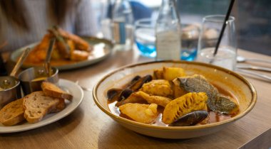 Bouillabaisse, Marsilya, Fransa 'da geleneksel balık çorbası.