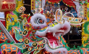 Hong Kong, 20 Aralık 2025: Hong Kong Kam teneke köyünde aslan dansı Şükran Günü ritüeli ya da Kam Tin Heung Grateful Worship Ritüeli, Çin 'de yeni yıl kutlaması sırasında aslan dansı yapılır.