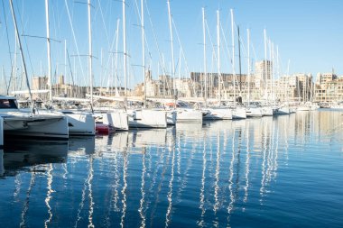 Fransa, Marsilya şehri, limandaki lüks yelkenli manzaralı.