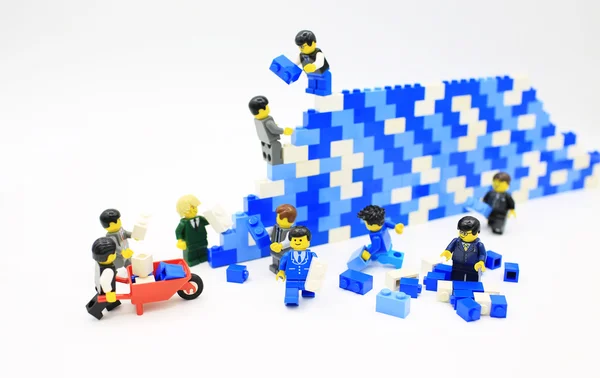 HONG KONG, 25 DE MAYO: Studio shot of Lego people, combine from different set in Hong Kong on 25 May 2015.Los Legos son una popular línea de juguetes de construcción de plástico fabricados por The Lego Group en Dinamarca — Foto de Stock