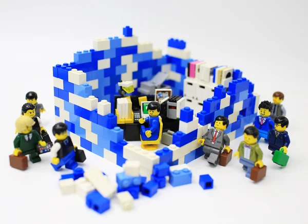 HONG KONG, MAY 25: Studio shot of Lego people, combine from different set in Hong Kong on 25 May 2015.Legos adalah sebuah line populer dari mainan konstruksi plastik yang diproduksi oleh The Lego Group di Denmark — Stok Foto