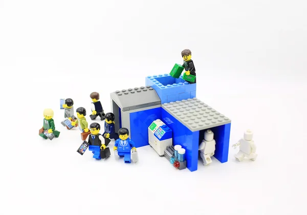 HONG KONG, 25 MAGGIO: Studio shot di persone Lego, combinati da diversi set a Hong Kong il 25 maggio 2015.I Lego sono una popolare linea di giocattoli da costruzione in plastica prodotta dal gruppo Lego in Danimarca. — Foto Stock