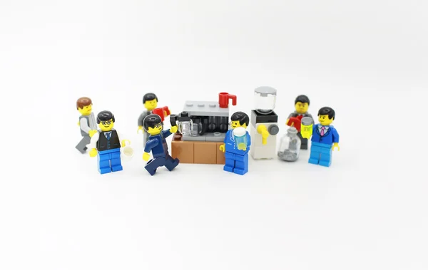 ГОНКОНГ, 25 мая: Студийная съемка Лего людей, объединить из разных наборов в Гонконге 25 мая 2015.Legos является популярной линией пластиковых строительных игрушек производства Lego Group в Дании — стоковое фото