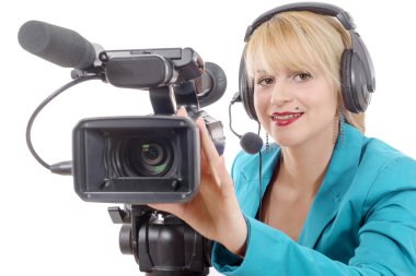 Mavi takım elbise ve profesyonel video kamera ile güzel genç kadın