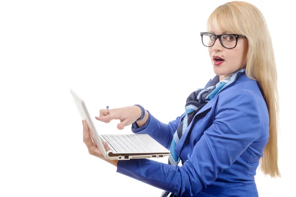 Jonge mooie zakenvrouw in blauwe pak met laptop — Stockfoto