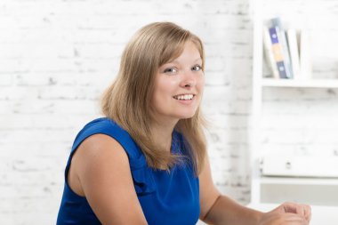  büyüleyici bir genç iş kadını portresi