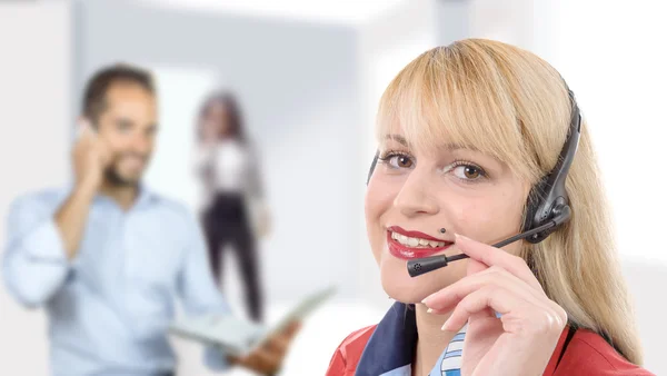 Glücklich lächelnd fröhlich Support-Telefonist im Headset — Stockfoto