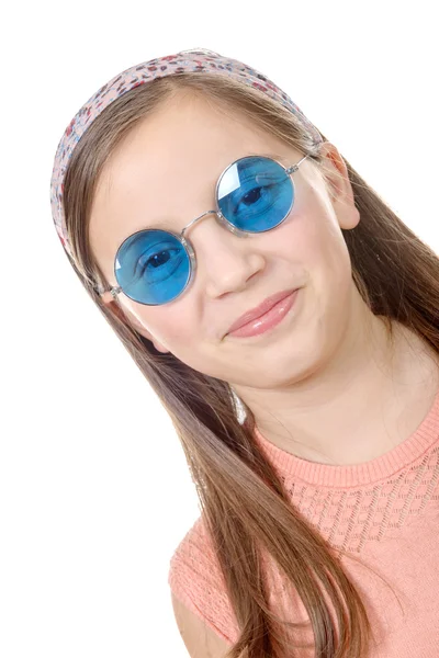 Портрет молодої дівчини-підлітка з блакитними окулярами, на білому — стокове фото