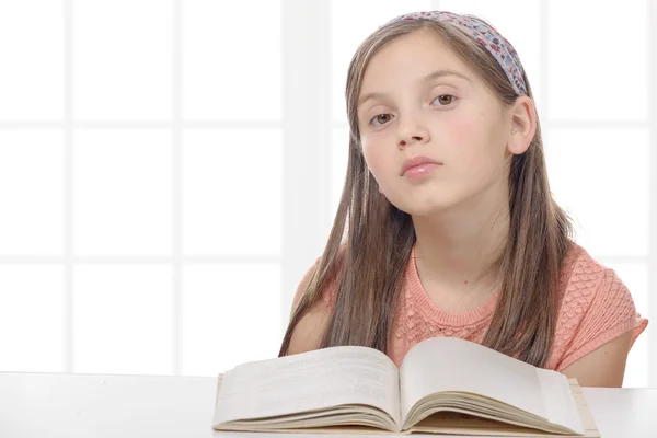 Vooraf tiener meisje leest een boek — Stockfoto