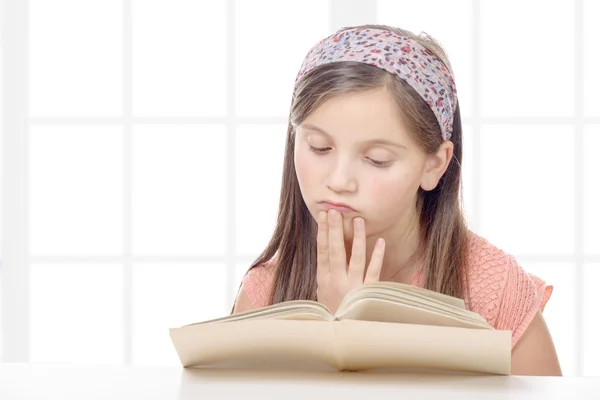 Pre-dospívající dívka čte knihu — Stock fotografie
