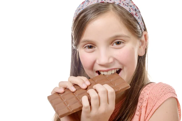 Pre-tonåring flicka äter choklad, isolerad på vit — Stockfoto