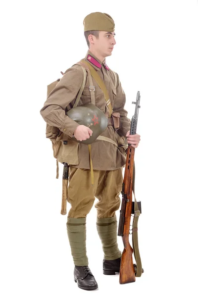 Unga sovjetisk soldat med gevär på den vita bakgrunden — Stockfoto