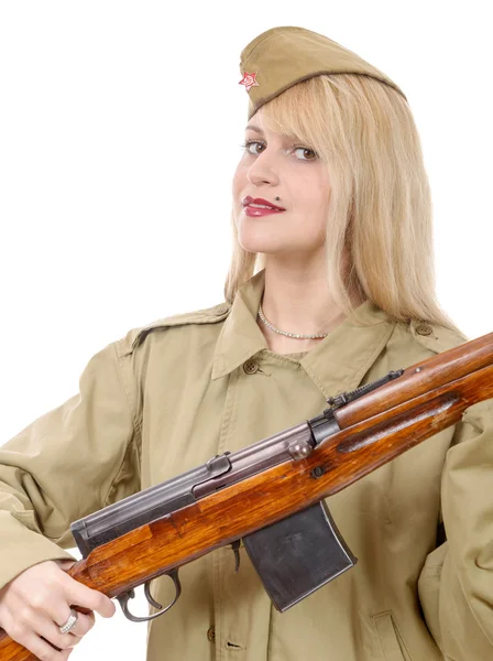 Retrato de una mujer joven y bonita en uniforme militar ruso, en w — Foto de Stock