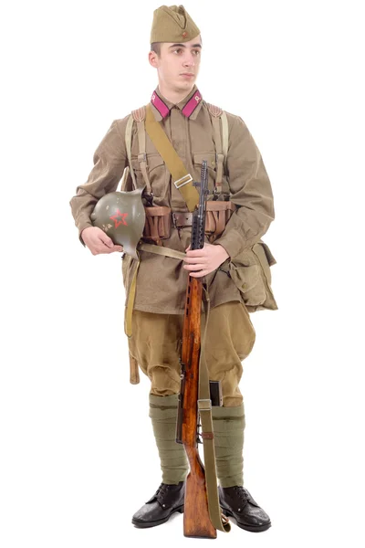 Junger sowjetischer Soldat mit Gewehr auf weißem Hintergrund — Stockfoto