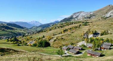 Dağ manzarası ile Fransız Alpleri'nde evler