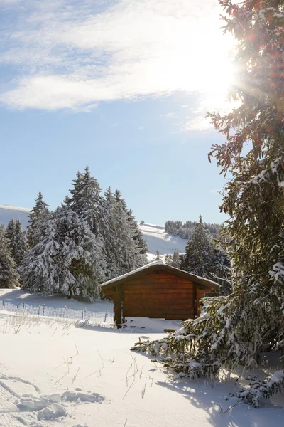 Winterlandschap met een klein chalet — Stockfoto