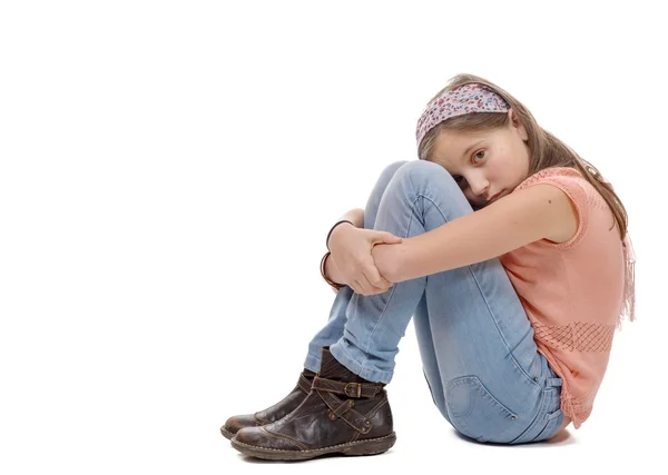 Preteen ragazza triste è seduto sul pavimento — Foto Stock
