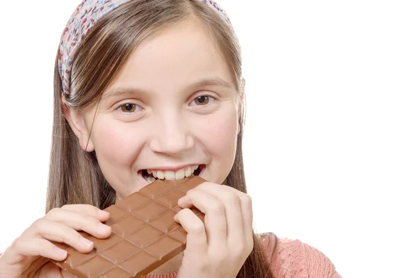 Preteen flicka äter choklad, isolerad på vit — Stockfoto