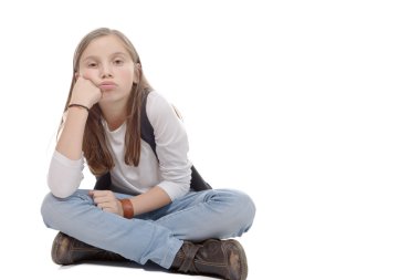 sevimli küçük kız bağdaş kurup oturmuş. Beyaz backg izole
