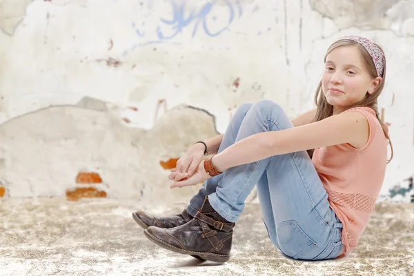 Jonge preteen zittend op de vloer — Stockfoto