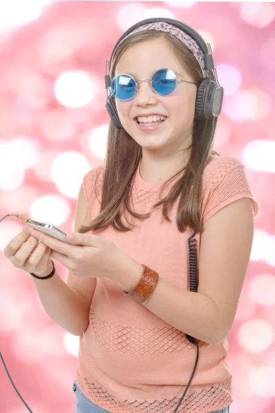 Preteen menina ouvindo música com seu smartphone, bokeh backg — Fotografia de Stock