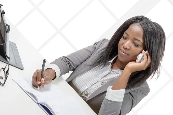 Mujer de negocios afroamericana sonriendo por teléfono — Foto de Stock