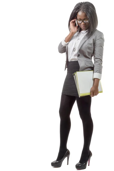 Afryki amerykański biznes kobieta uśmiechając się na telefon — Zdjęcie stockowe