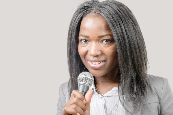 Junger afrikanisch-amerikanischer Journalist mit Mikrofon — Stockfoto
