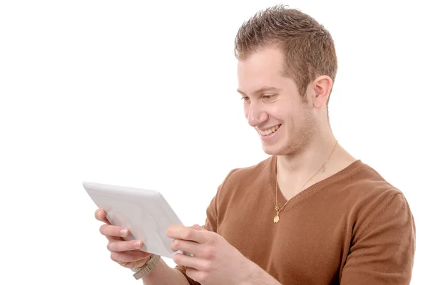 Jeune homme souriant avec une tablette numérique, sur blanc — Photo