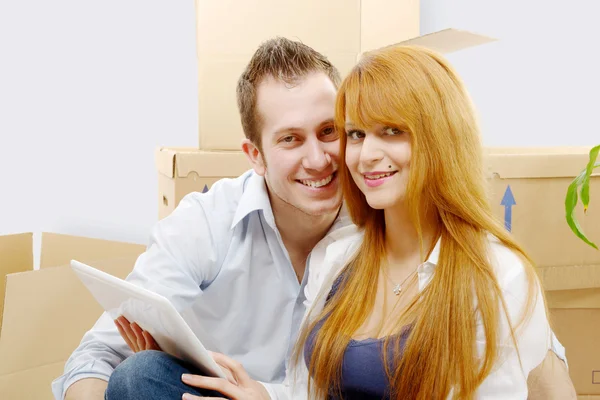 Lyckliga paret planerar inredning i nya hem — Stockfoto