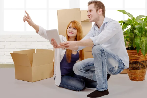 Lyckliga paret planerar inredning i nya hem — Stockfoto