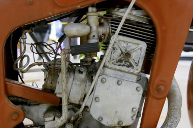 Eski motosiklet motoru görünümünü kapat