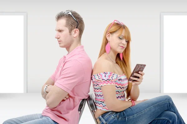 Ungt par med problem, Kvinna telefon — Stockfoto