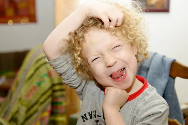 顔を作る小さな金髪の少年 — ストック写真