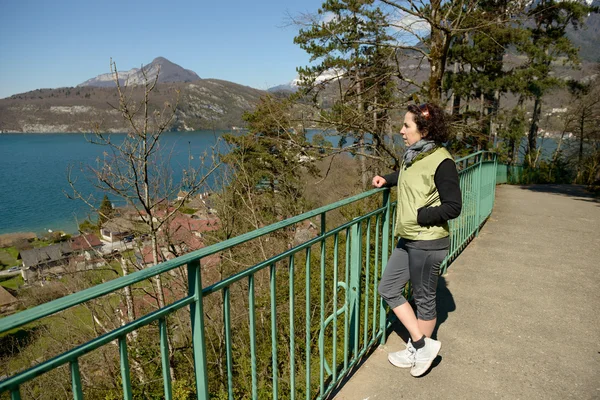 Vy över sjön Annecy med en kvinna som står — Stockfoto