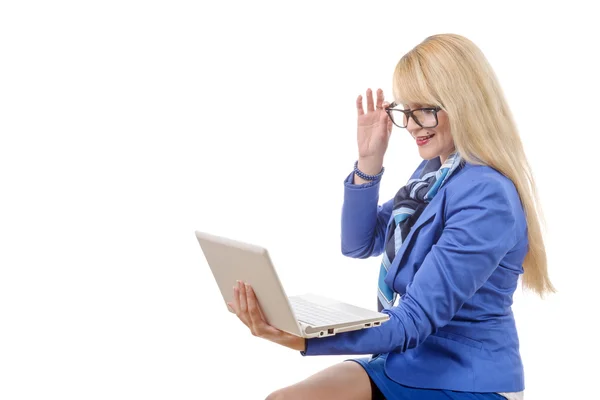 Jonge mooie zakenvrouw in blauwe pak met laptop — Stockfoto