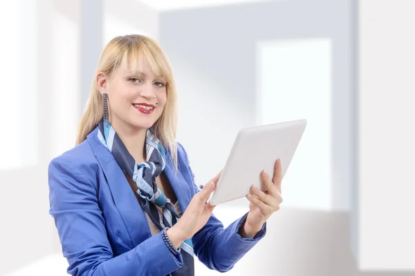 Vacker modern affärskvinna med blå kostym, hålla tablet co — Stockfoto