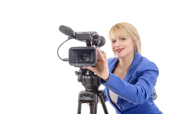 Schöne junge Frau mit einer professionellen Videokamera und Kopfhörer — Stockfoto